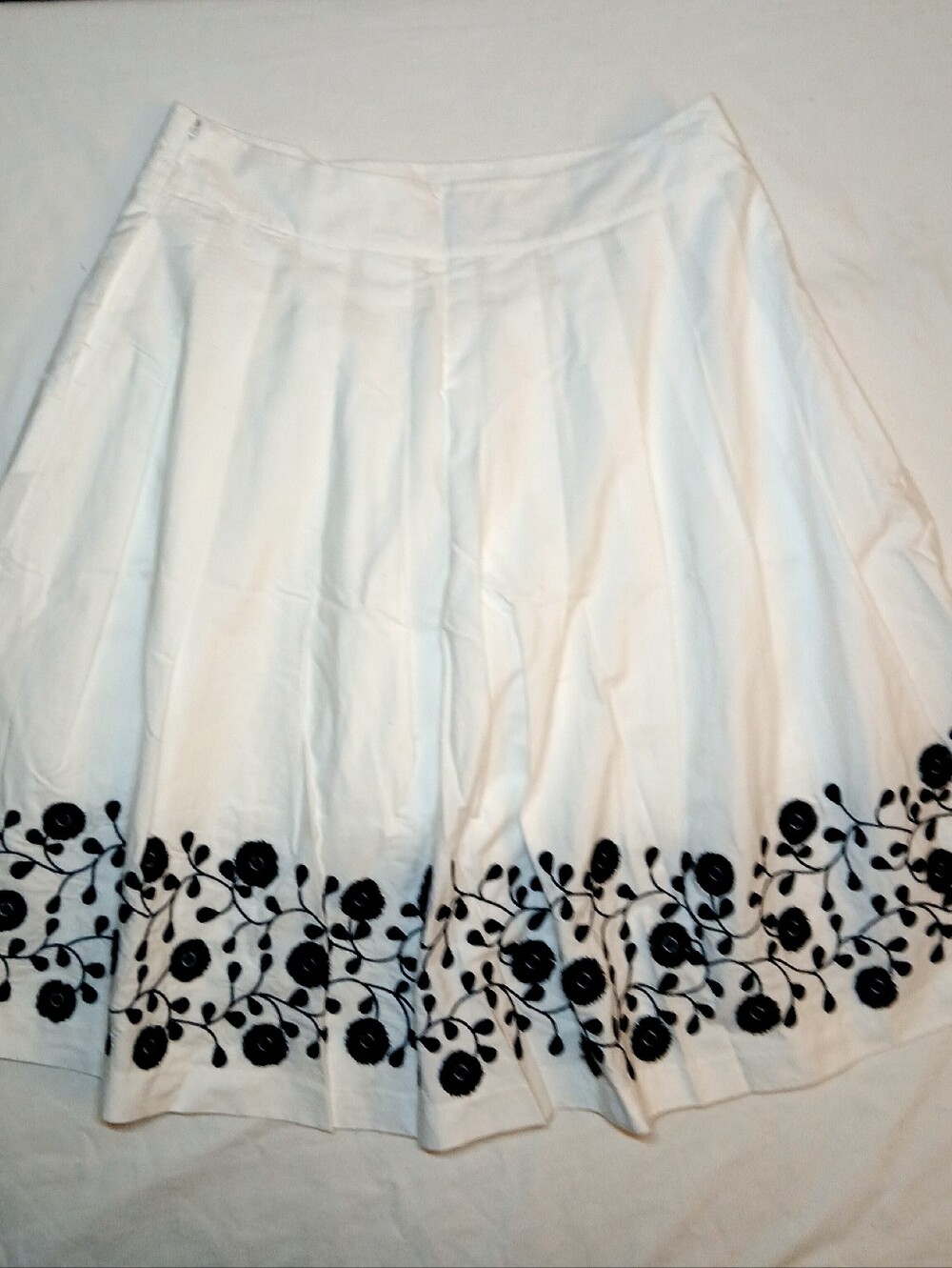 Talbots Size 6 Skirt Bell Pleated  Lined Side Slit and Zipper Black White Floral - Picture 10 of 13